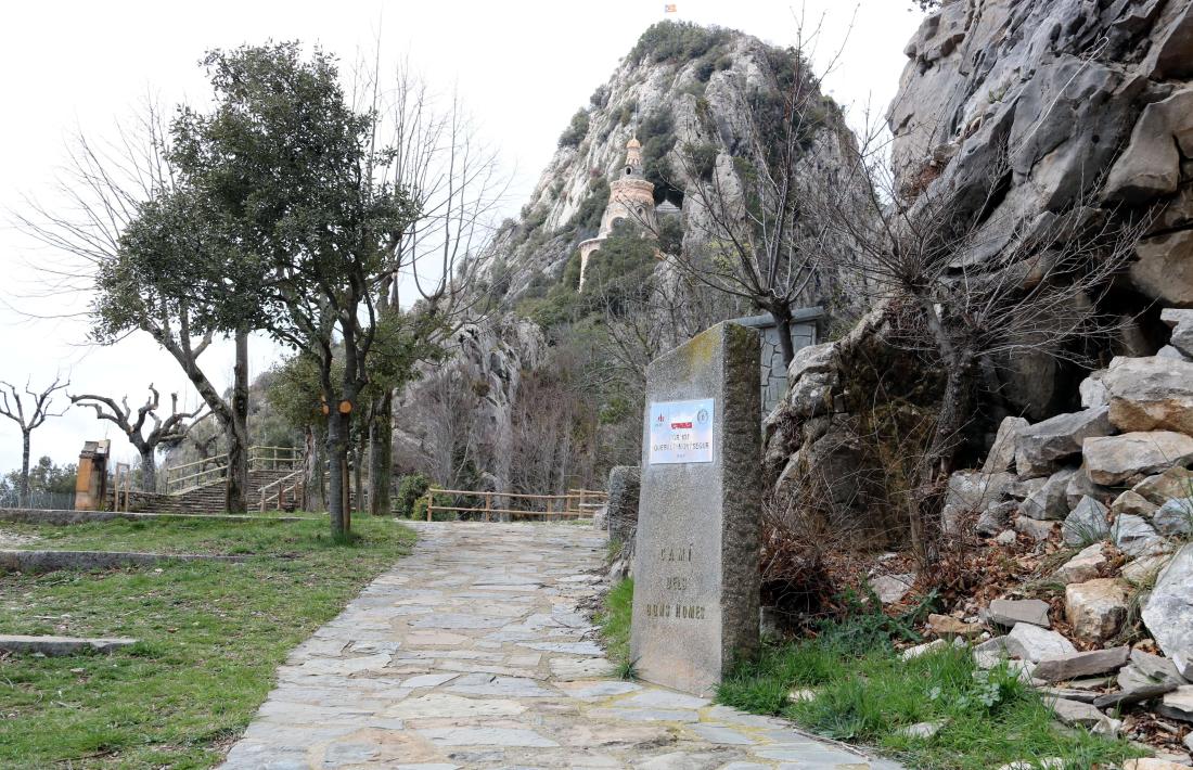 La ruta dels Bons Homes i, al fons, la cova de la Troballa, a Queralt.