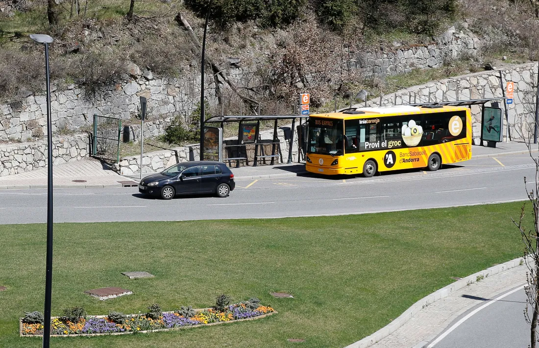 Un autobús que cobreix una de les línies de transport públic nacional.