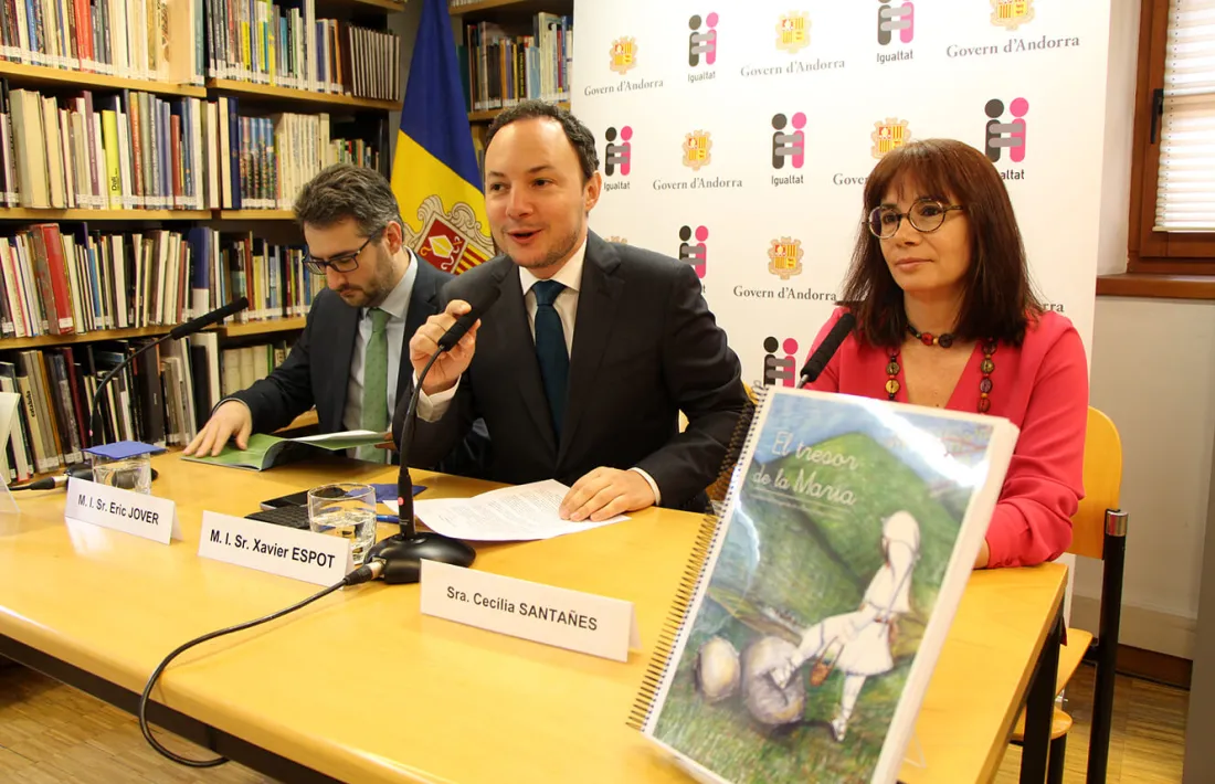 Eric Jover, Xavier Espot i Cecília Santañes durant la presentació del conte.