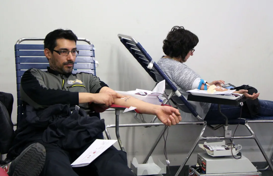 Ciutadans donant sang durant la quarta edició de la marató.