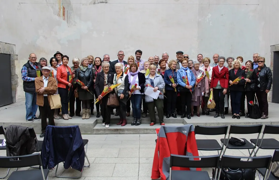Una imatge de grup amb alguns dels participants en les activitats que es van organitzar ahir per Sant Jordi.