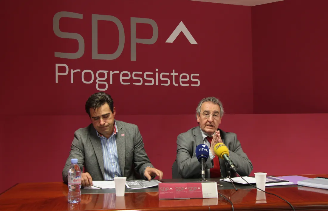 David Pérez i Jaume Bartumeu en un moment de la compareixença d’ahir a la seu de Socialdemocràcia i Progrés.