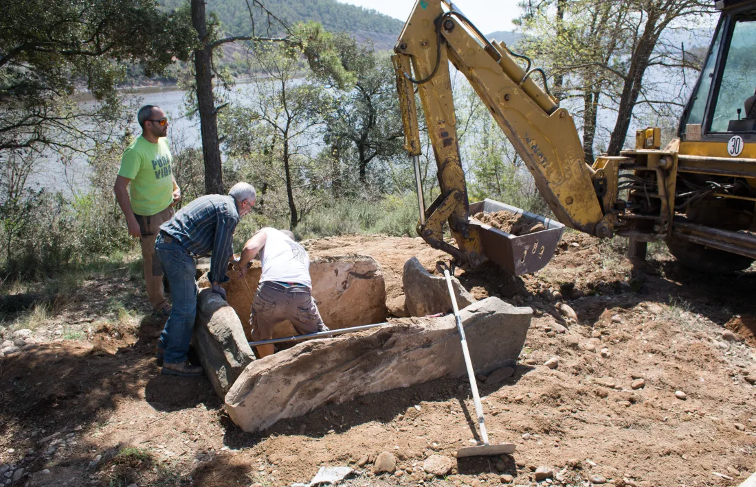 Treballs d’aixecament del sepulcre de Nuncarga, a tocar del pantà de Rialp, dissabte passat.