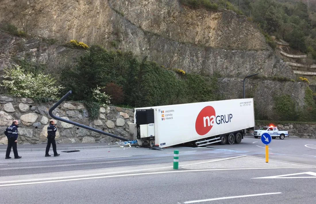 ANA/ El trailer accidentat a la sortida de la rotonda de la depuradora de Sant Julià de Lòria.