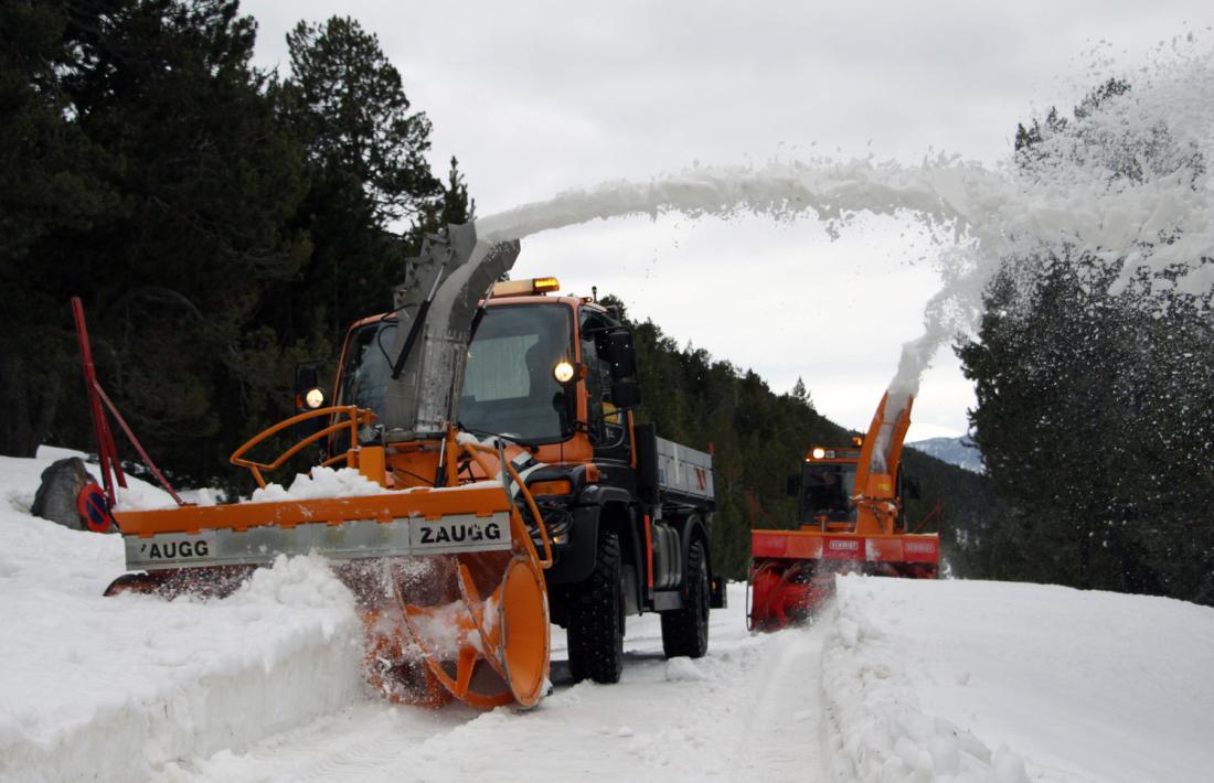 Treballs de treta de neu al Coll d'Ordino amb l'ajuda d'una turbina, la setmana passada.