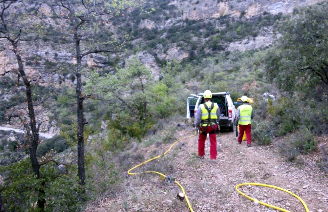 Operaris treballant ahir a la zona de l’esllavissada de Castell de Mur.