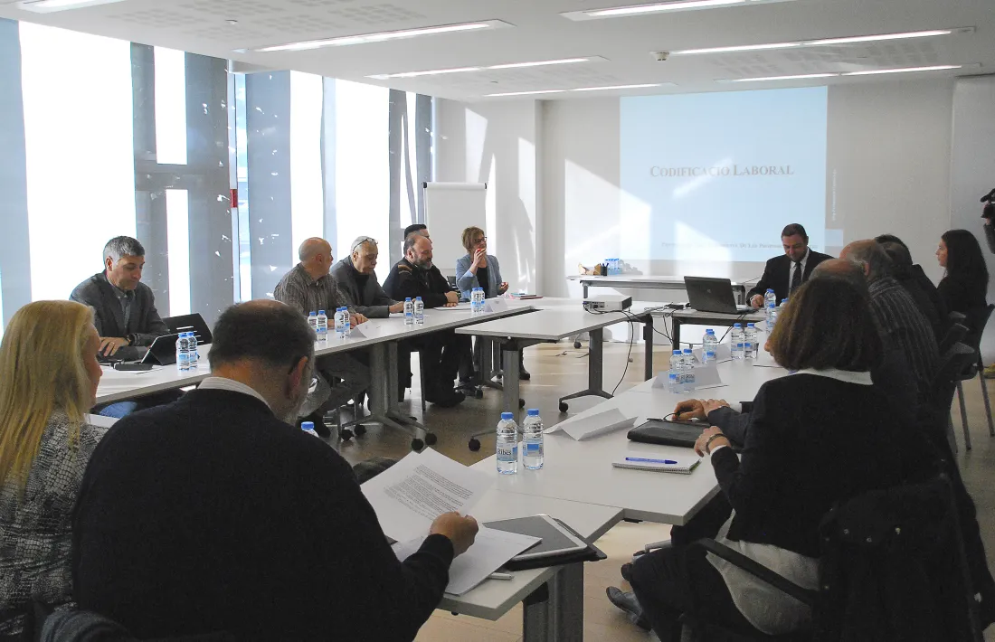 Una de les reunions del grup demòcrata amb els agents socials per presentar la nova legislació laboral.