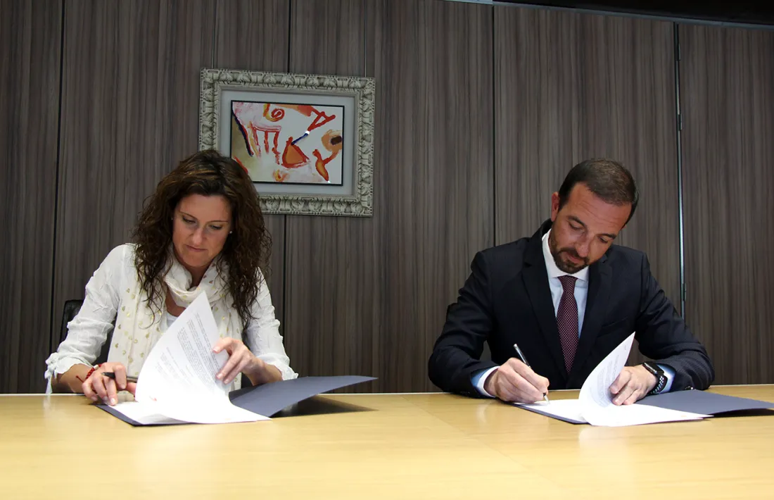 El ministre d’Ordenament Territorial, Jordi Torres, i la degana del Col·legi Oficial d’Arquitectes, Zaida Nadal, signen el conveni.
