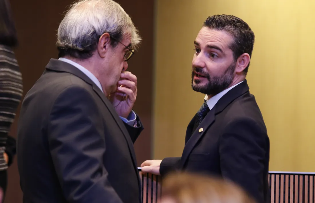 El conseller general de DA Marc Ballestà parlant amb el president del grup parlamentari demòcrata, Ladislau Baró.