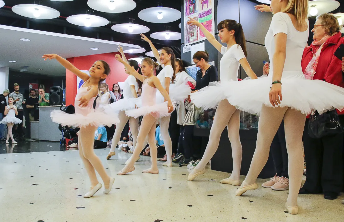 Ballarines participants al taller de dansa clàssica ofert ahir al matí a La Llacuna.
