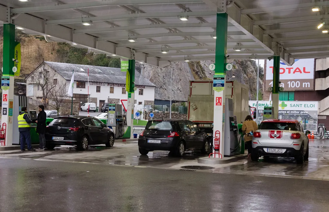 Tres vehicles reposten en una benzinera de Sant Julià de Lòria.