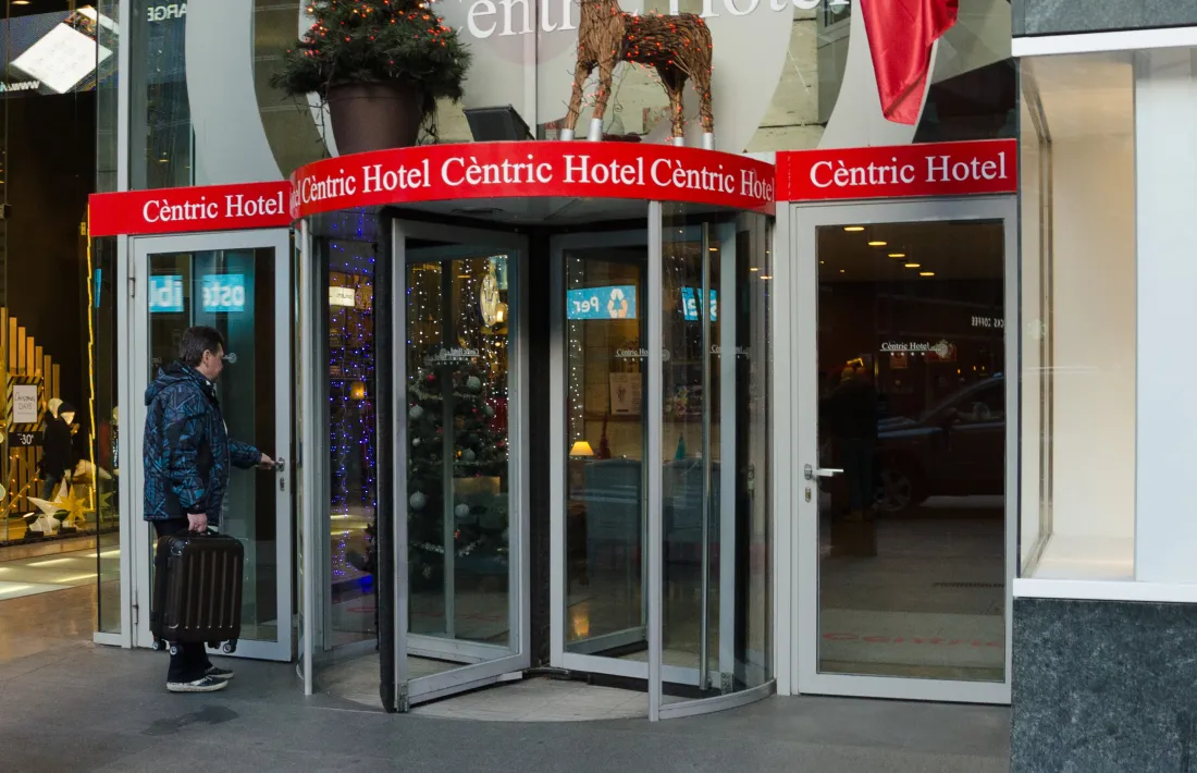 ANA/ Un turista entra en un hotel andorrà. 
