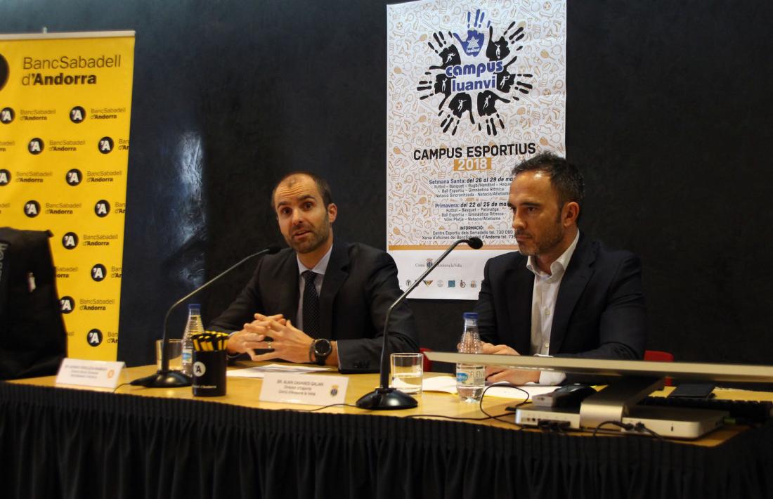 Arxiu ANA/ El director de Banca Comercial de BancSabadell d'Andorra, Gerard Fonolleda, i el director d'Esports del comú d'Andorra la Vella, Alain Cabanes, en la presentació del campus Luanvi del 2018.