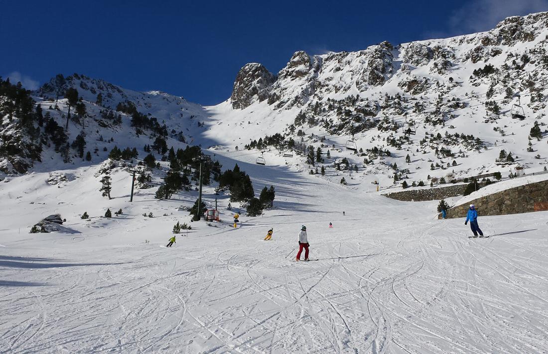 Esquiadors a l'estació d'Arcalís a l'inici de la temporada.