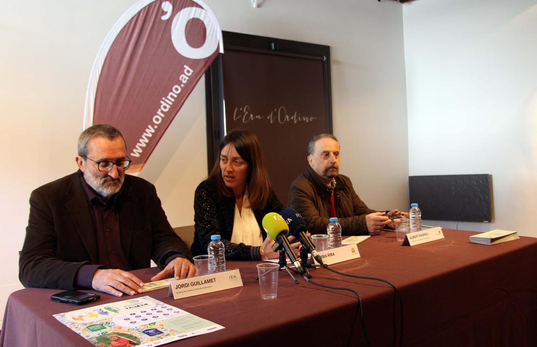 El director de l'IEA, Jordi Guillamet; la cònsol menor d'Ordino, Gemma Riba, i el coordinador del cicle Geografies, Albert Padrol, presenten aquesta segona edició.
