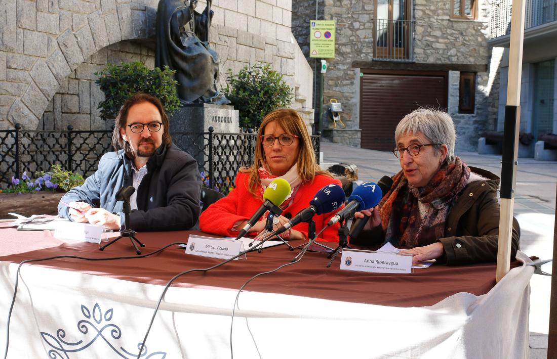 Landry Riba, Mònica Codina i Anna Riberaygua, en la presentació del Mercat, ahir.