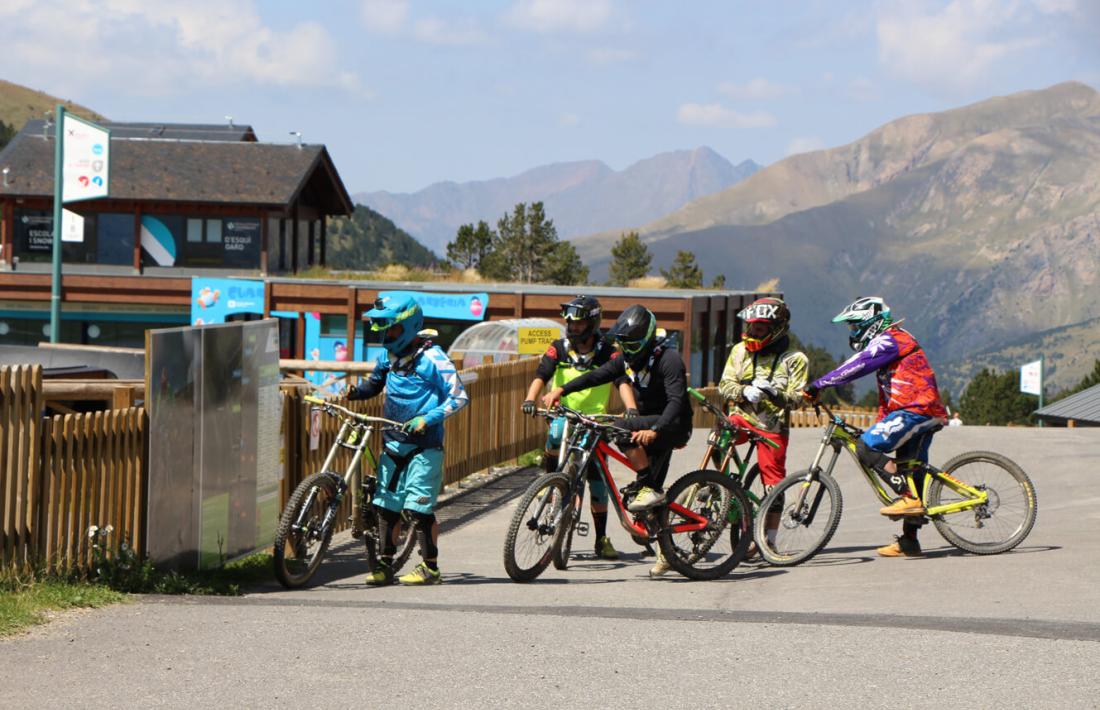 Usuaris del bike park de Soldeu l'estiu passat.