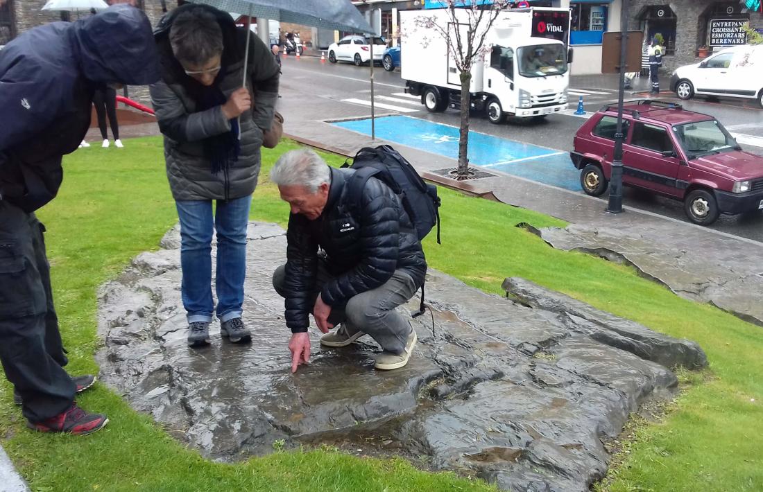 Abel Fortó, Berna Garrallà i Pierre Campamajó examinen les còpies del roc de les Bruixes instal·lades el 1995 davant del Palau de Gel.