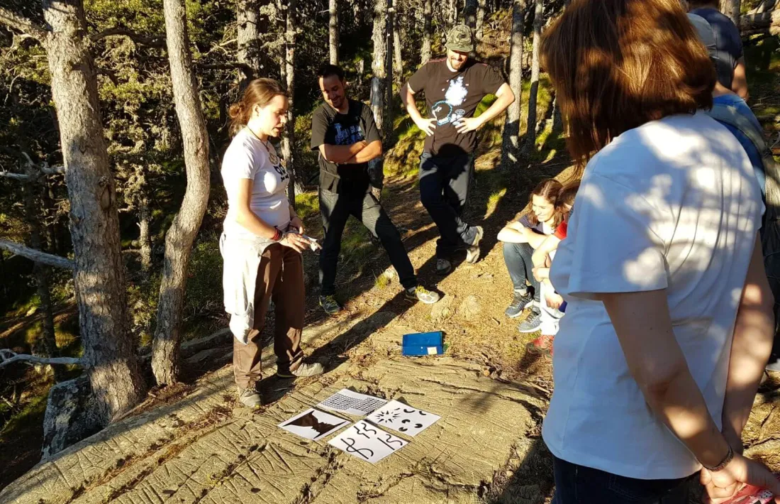 Sortida organitzada per Regirarocs per visitar e roc de les Bruixes amb motiu del solstici d'estiu, el 24 de juny del 2016.