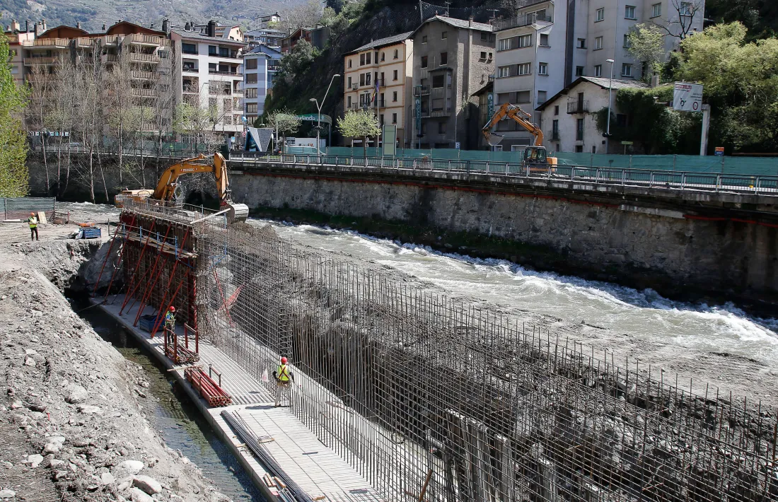 Els treballs del vial que s’estan portant a terme a Sant Julià de Lòria.
