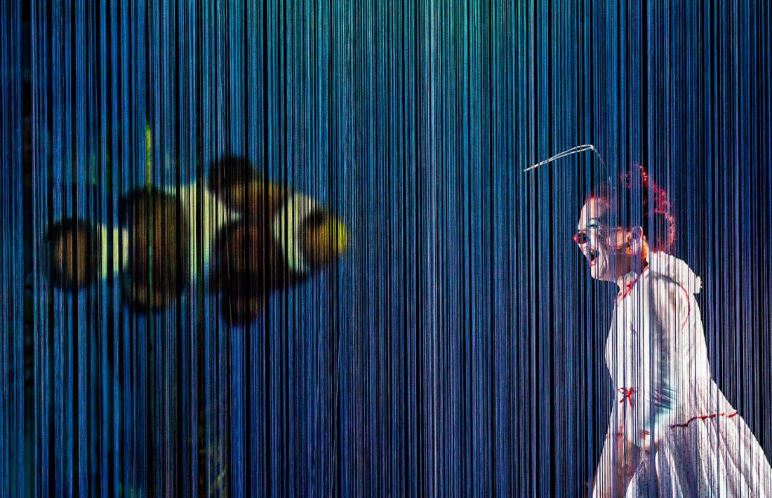 El missatge ‘Llibertat presos polítics’ es va projectar sobre aquesta cortina de fil al final de l'espectacle, en la tercera tanda d'aplaudiments.