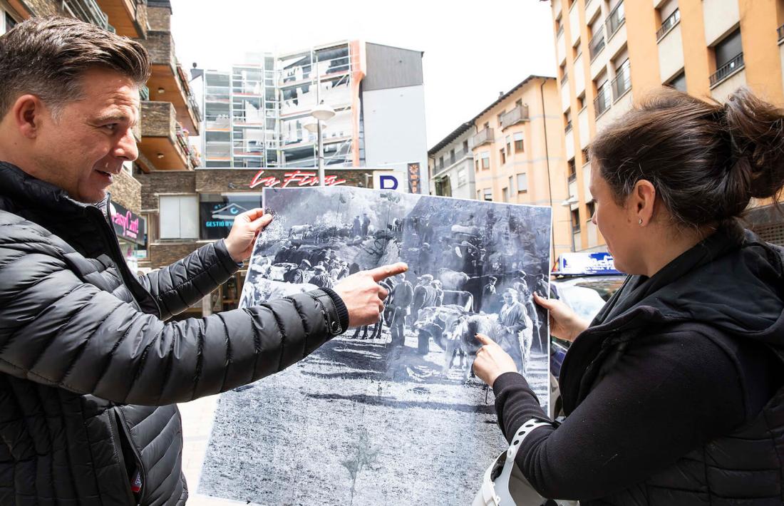 Bosque i el cònsol menor de la capital, Marc Pons, observen el muntatge a partir de fotografies de Guillem d’Areny-Plandolit que l’artista va començar la setmana passada. 