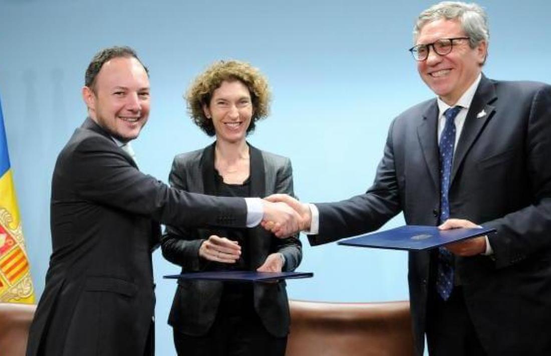 Moment de la signatura del protocol d’entesa entre el Govern i la Comunitat de Sant Egidi, ahir al matí.