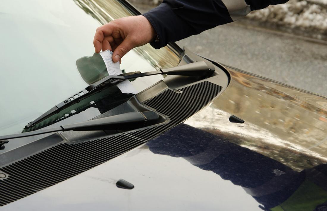 Un agent de ciruclació sancionant un vehicle.