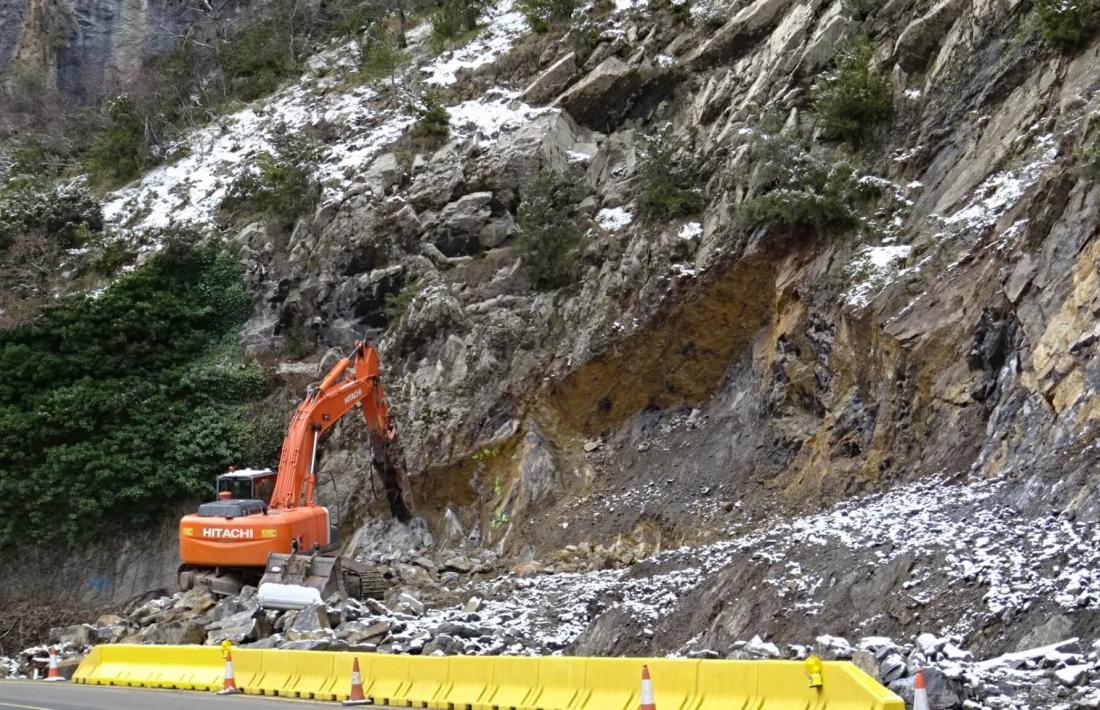 Màquina treballant a la boca nord del futur túnel de Tresponts.