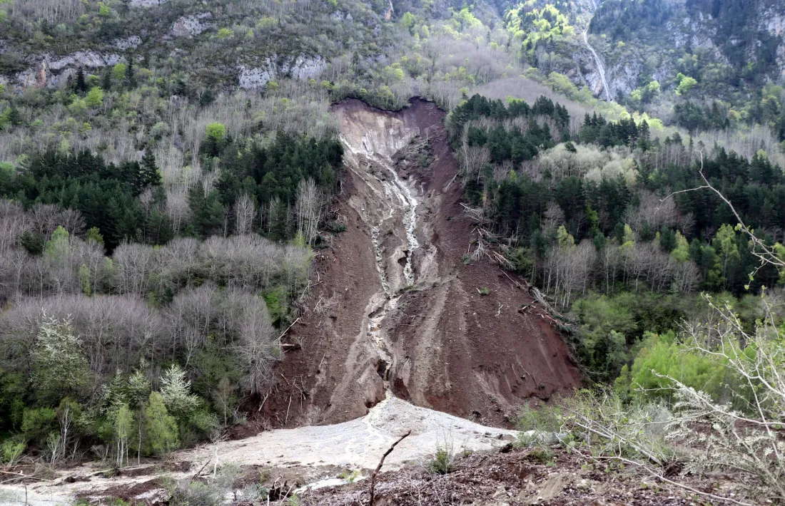 L’esllavissada de terra va caure a la zona de Valarties, a la Vall d’Aran.
