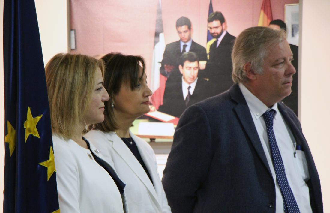 Un moment de l'acte a l'ambaixada espanyola per reconèixer la tasca docent de Baldomero Prados, Maria Auxiliadora González Poveda i Elena Sineiro.