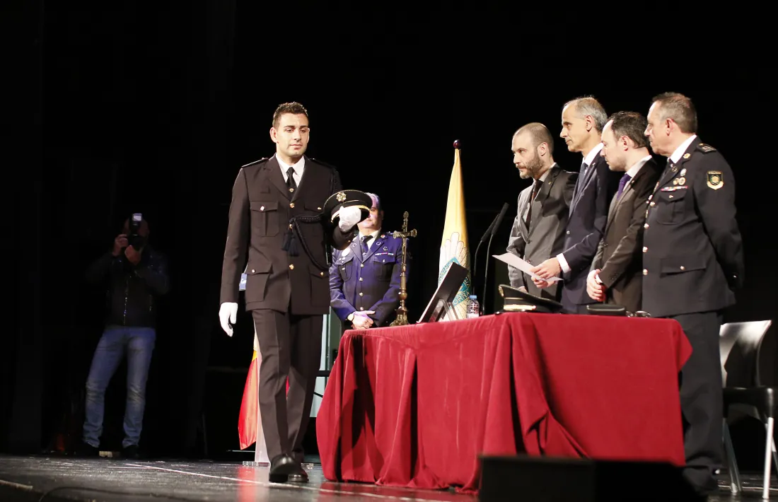 Els 33 nous agents de policia van jurar i prometre ahir en un acte solemne celebrat al Prat del Roure.