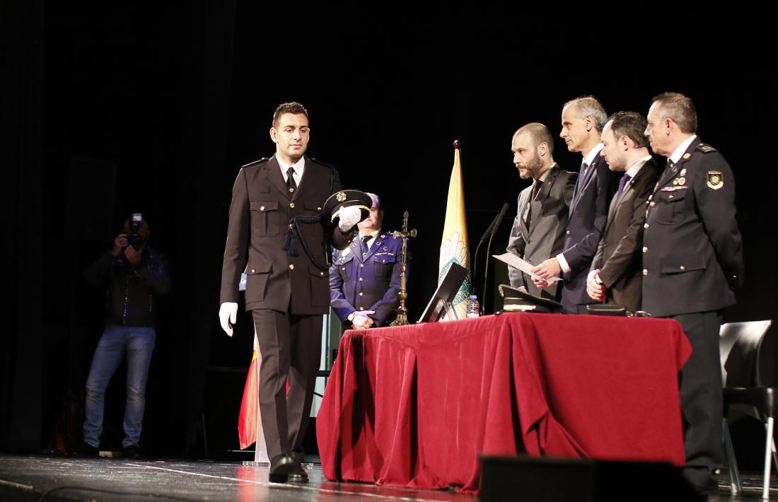 Els 33 nous agents de policia van jurar i prometre ahir en un acte solemne celebrat al Prat del Roure.