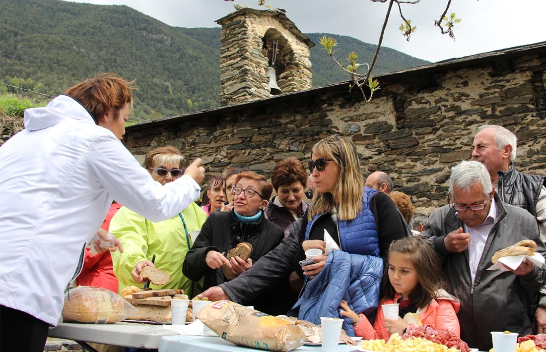 Els assistents a la diada gaudeixen de l'aperitiu en sortir de la missa.