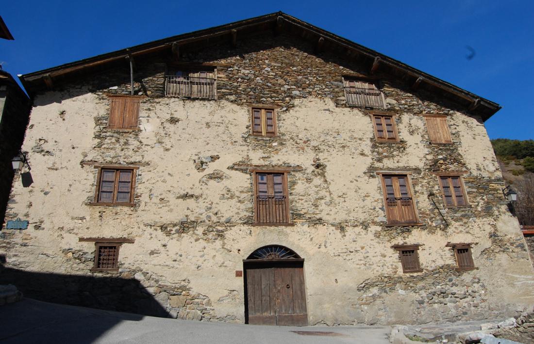 Façana principal de la Casa Rull, que no reobrirà fins a la primera setmana de juny.