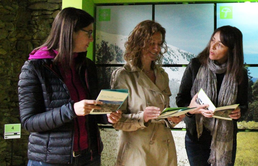 La directora del pla de gestió de la Vall del Madriu-Perafita-Claror, Susana Simon; la ministra de Medi Ambient, Agricultura i Sostenibilitat, Sílvia Calvó, i la cònsol menor d'Ordino, Gemma Riba. 