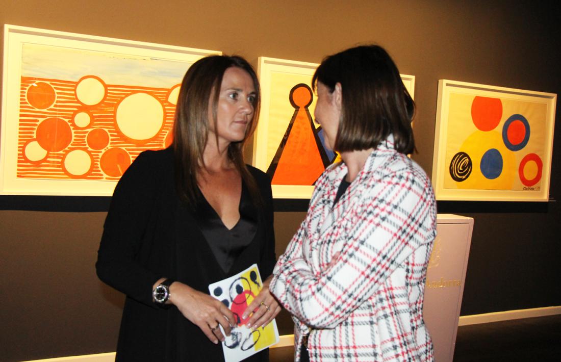 La ministra de Cultura, Olga Gelabert, conversa amb la ministra de Funció Pública, Eva Descarrega, a la inauguració de la mostra dedicada a Calder.