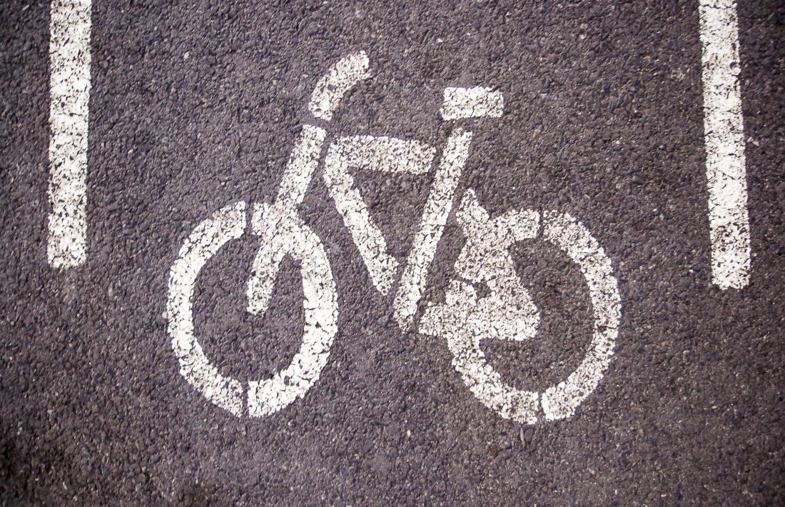 El país no disposa de cap carril bici que compleixi els requisits normatius d’aquest concepte.  