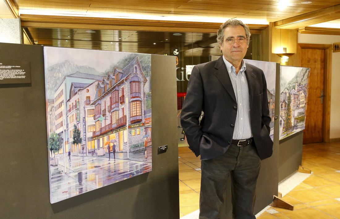 L’artista Jaume Campmany amb alguns dels quadres que es poden veure al vestíbul de l’hotel AnyósPark.