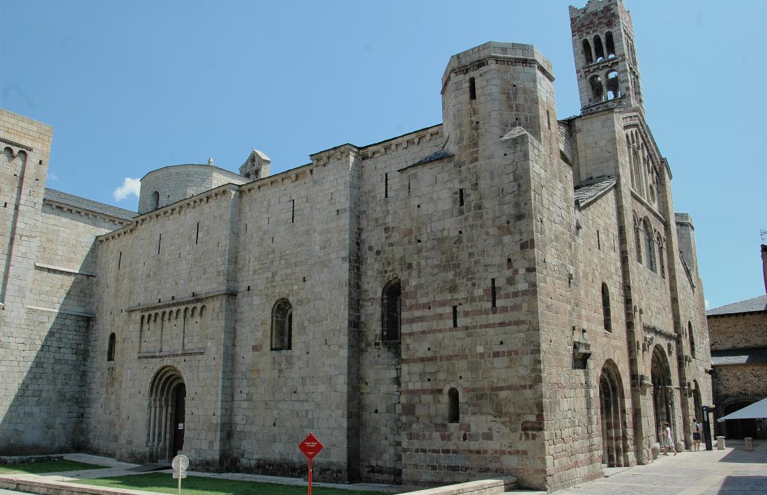 L’última rehabiltació de la catedral va exhumar fa dos anys restes del que es creu que va ser la primera seu, datades al segle VI: en el pontificat de Just, creu Gascón.