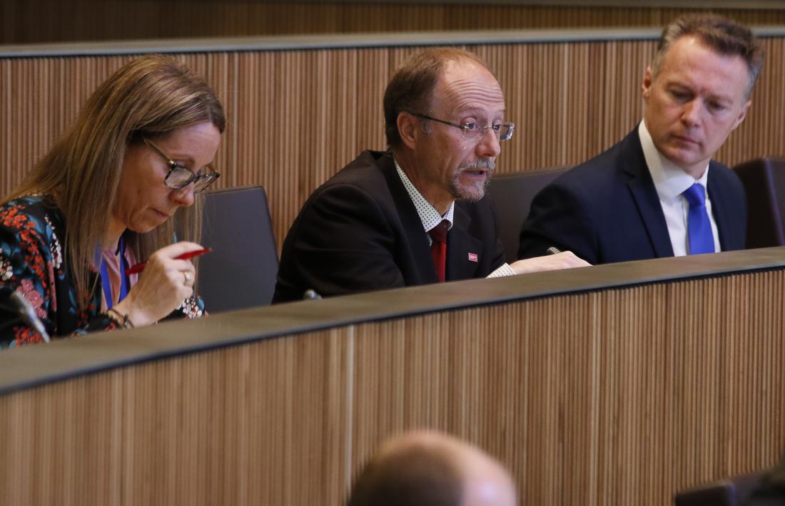 El conseller general d’SDP, Víctor Naudi, va presentar una sèrie de preguntes sobre la contractació del bufet Pujadas Advocats.