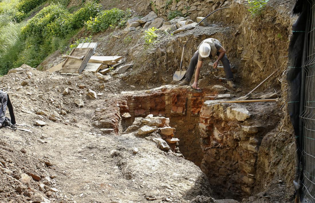 L’arqueòleg Òscar Augé treballa des de dimecres al forn de camp de Perot, que va aparèixer a l’abril en les obres de rebaix per a la construcció d’un mur al camí d’Aixirivall.
