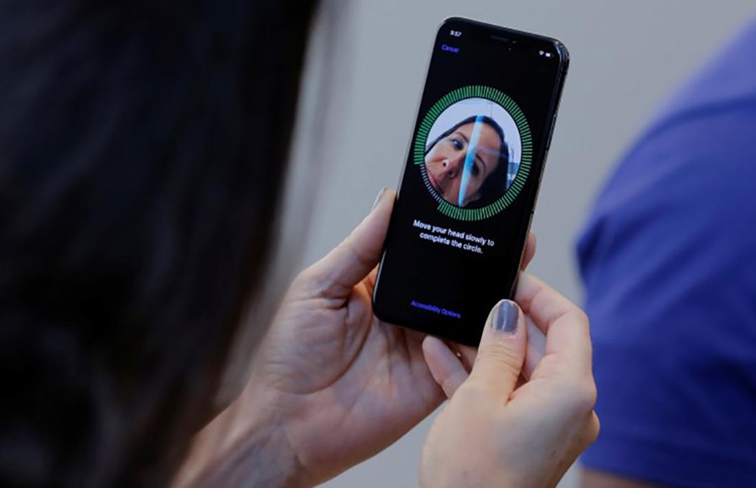 Un iPhone amb el reconeixement facial.