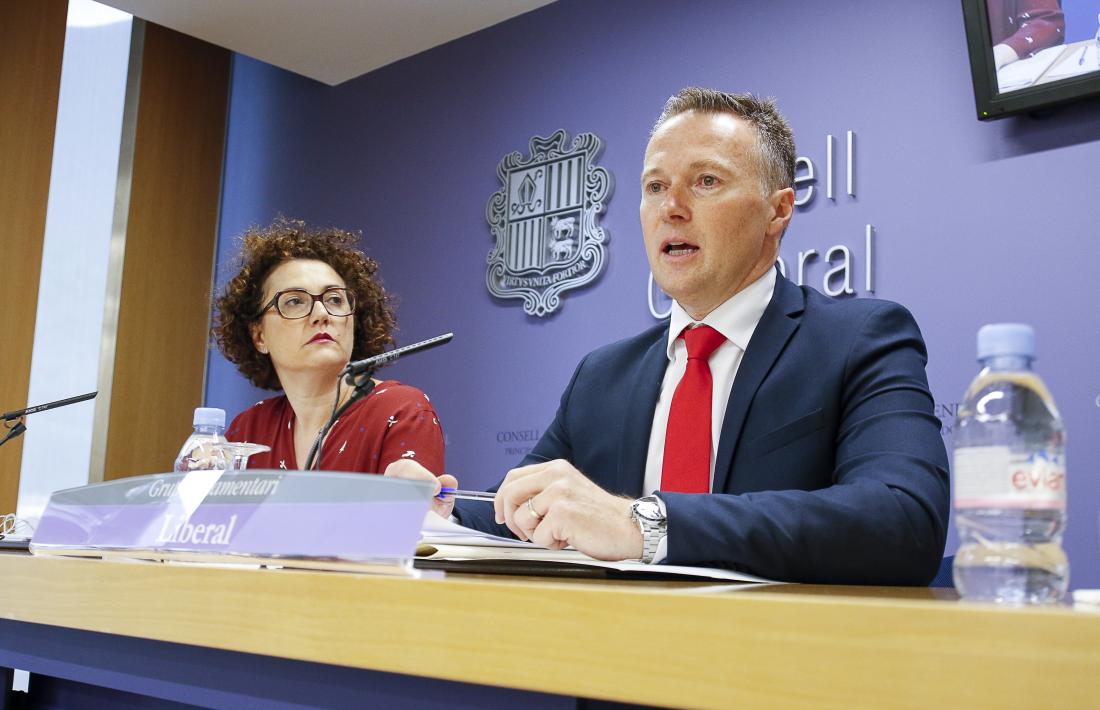 Judith Pallarés i Ferran Costa van presentar ahir el text alternatiu de llei de l’esport de Liberals d’Andorra.