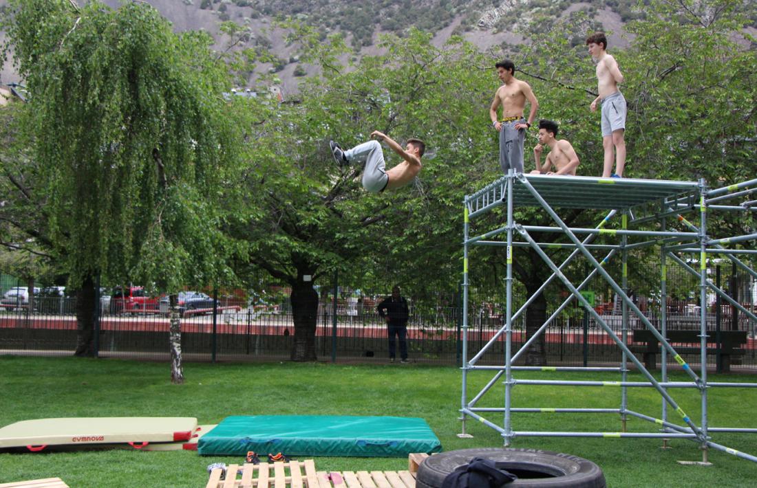Uns joves practiquen 'parkour' al Parc Central.
