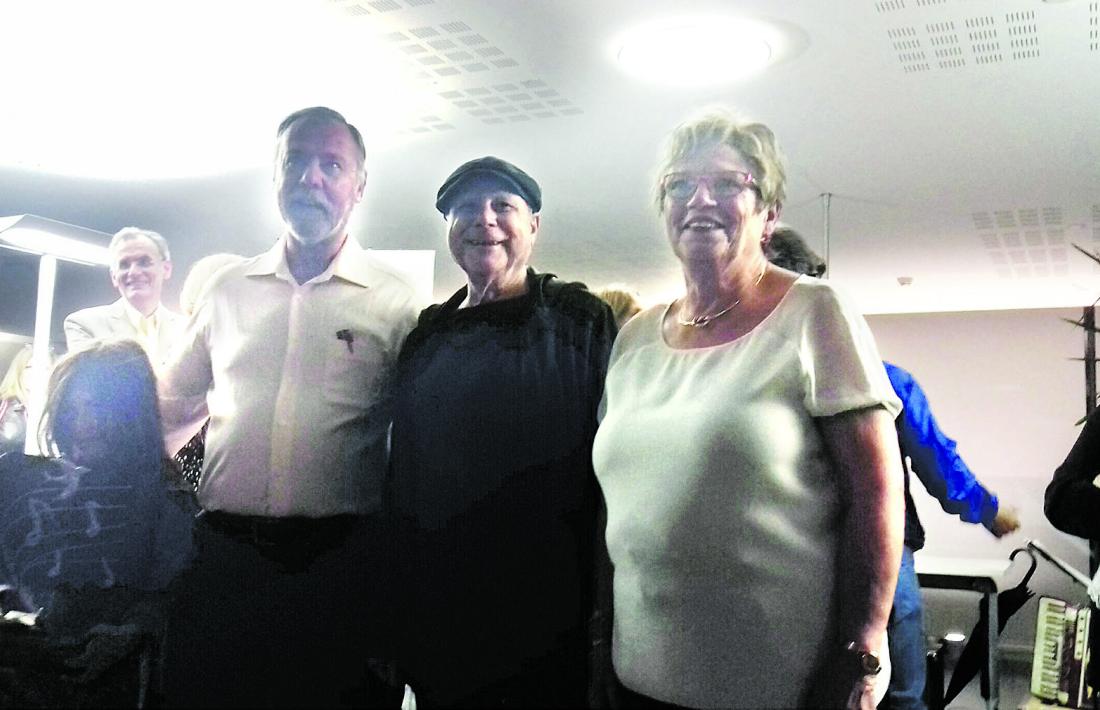 Foto de família amb els homenatjats aquesta edició dels premis Àgora: Salvadó, Ivern i Bellmunt, ahir al vespre al vestíbul del Consell General.