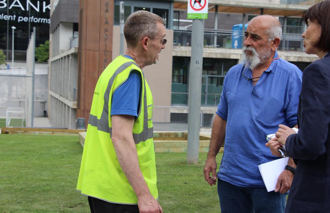 El conseller de Medi Ambient del comú d'Escaldes-Engordany, Didier Aleix, conversa amb un dels tècnics del departament.