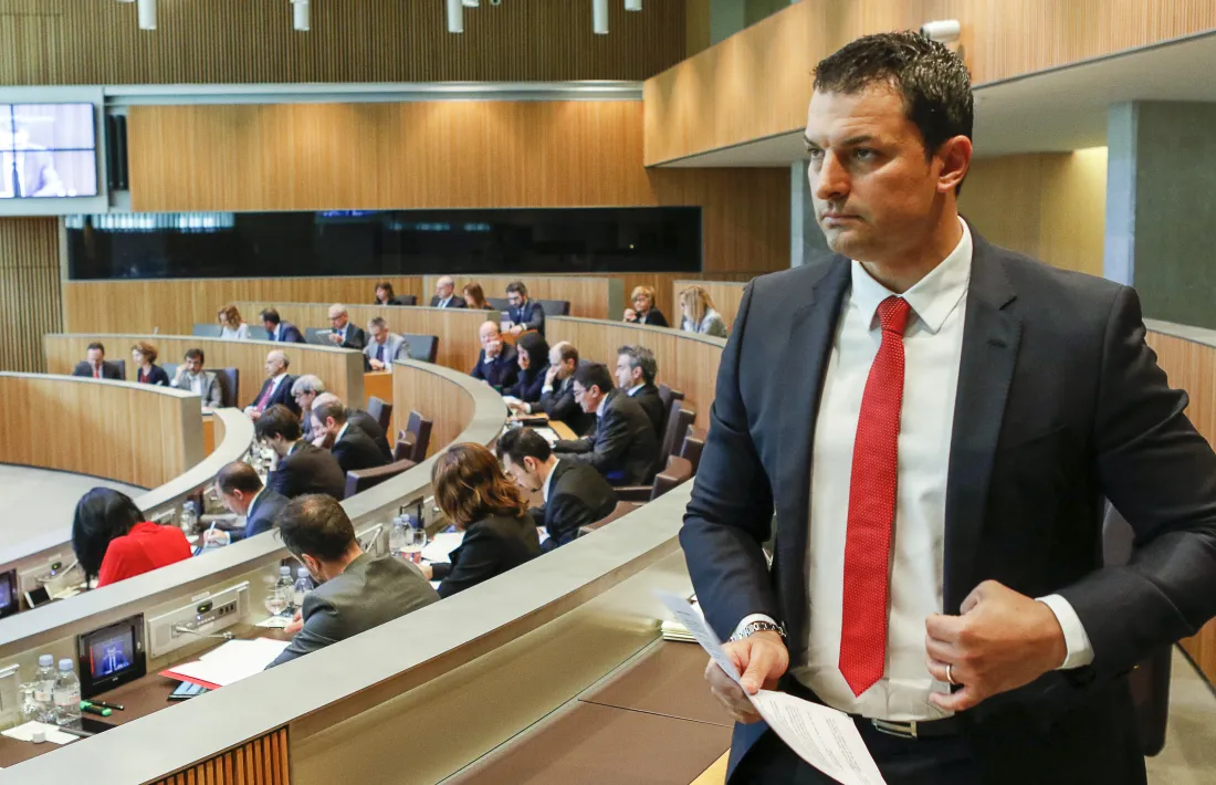 El president del grup liberal, Jordi Gallardo, es dirigeix a la tribuna per defensar les reserves d’esmena.