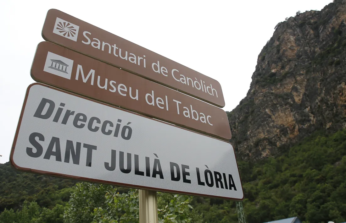 'Canòlich' ha de ser ‘Canòlic’, segons el Nomenclàtor del 2010, l’únic publicat i per tant avui vigent, però la grafia oficial no la fa servir ni el Govern. Els casos de ‘Juverri’ i ‘Aubinyà’ són idèntics al de ‘Canòlic’, però el Govern s’agafa a un acord del 2011 per utilitzar la grafia sediciosa, que mai no ha publicat oficialment. 