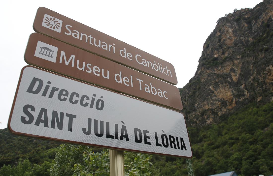 'Canòlich' ha de ser ‘Canòlic’, segons el Nomenclàtor del 2010, l’únic publicat i per tant avui vigent, però la grafia oficial no la fa servir ni el Govern. Els casos de ‘Juverri’ i ‘Aubinyà’ són idèntics al de ‘Canòlic’, però el Govern s’agafa a un acord del 2011 per utilitzar la grafia sediciosa, que mai no ha publicat oficialment. 
